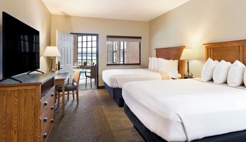 Standard Room, 2 Queen Beds, Pool View, Poolside (2 Queens Poolside)