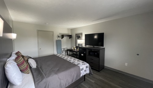 Room, 1 King Bed, Non Smoking, Jetted Tub