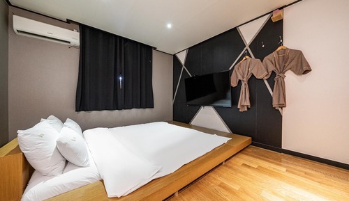 Room (Late check-out/Free viewing of 5 OTT )