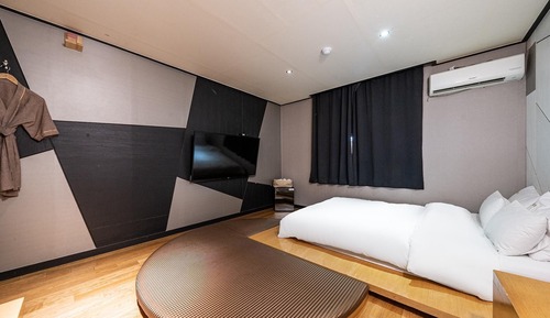 Room (Deluxe / OTT 5 types of free viewing )