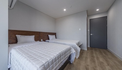 Room (Family Room B Front Ocean View (Indoo)