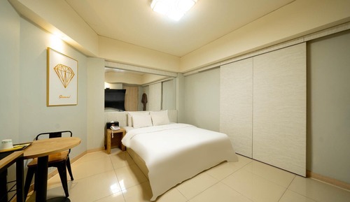 Room (Deluxe (5 OTT types available for fre)