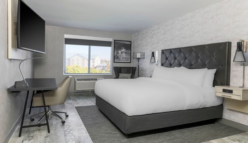 Traditional Room, 1 King Bed, Non Smoking (Hearing Accessible)