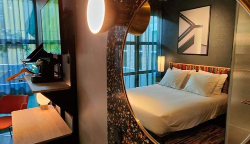 Standard Room, 1 Queen Bed, Non Smoking (Atrium View;Cozy Room)