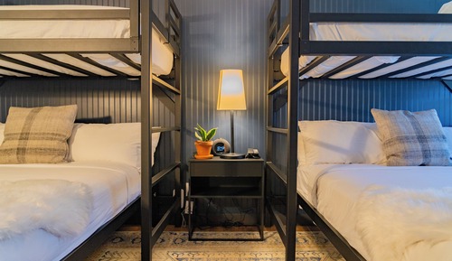 Catwalk: 2 Queen with Twin Bunks