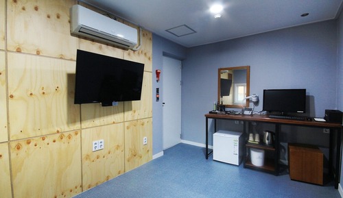 Room (Korean style room (Netflix available))