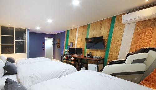Room (Triple (2 Single + 1 Double Bed Massa)