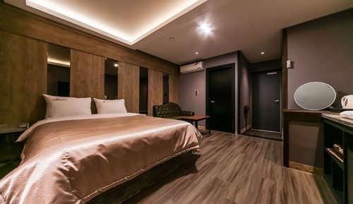 Room (ROOM D - 1st week of room (Netflix av)