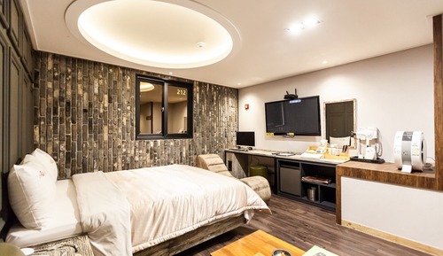 Room (ROOM C - 1st week of room (Netflix av)