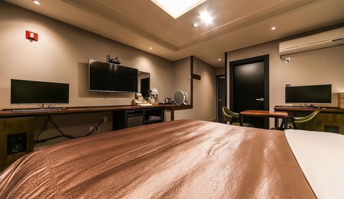 Room (ROOM A - 1st week of room (Netflix av)