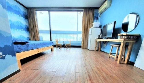 Room (Room 303 (based on 2 people))