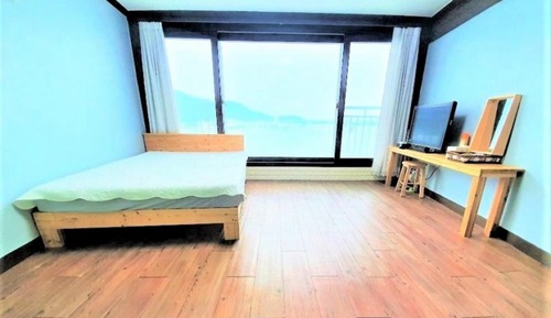 Room (Room 203 (based on 2 people))