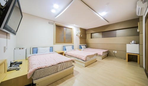 Room (Three-bedroom (breakfast provided) "T)