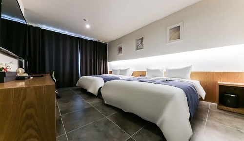Room (Suite Party Room)