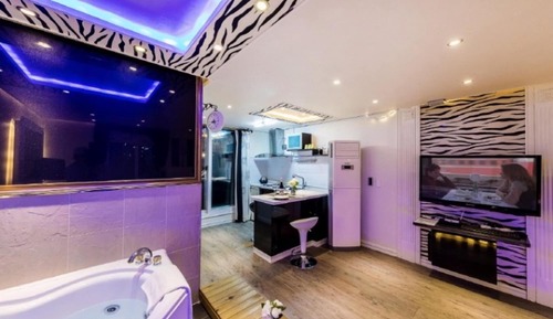 Room (Black hole (spa))