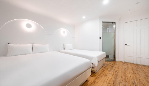 Room (Twin Room (Free Netflix Hotel Bedding)