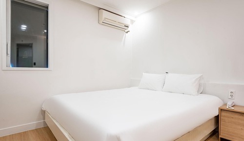 Room (Semi-private room (free use of Netfli)