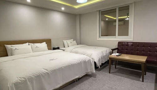 Room (Twin)