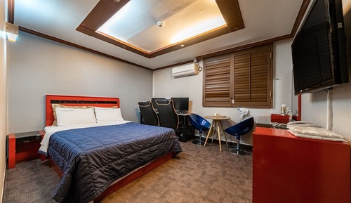 Room (Deluxe B-2PC (2PC LOL/Overwatch/Netfl)