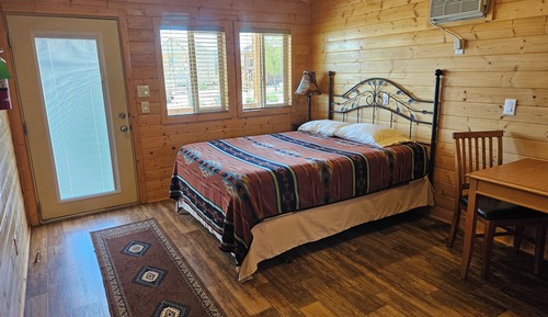 Deluxe King Cabin B with 1/2 bath (No Pets)