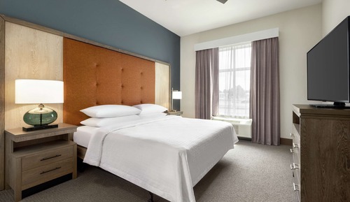 Suite, 1 King Bed, Accessible (Roll-In Shower, Nonsmoking)