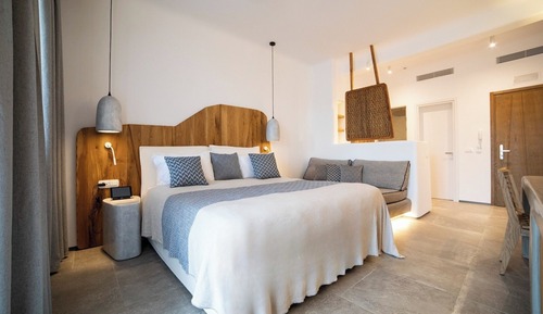 Deluxe Suite with Jacuzzi & Sea View