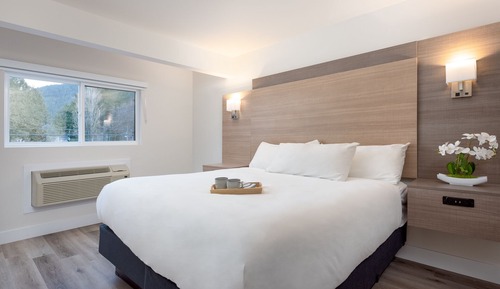 King Suite with Mountain View