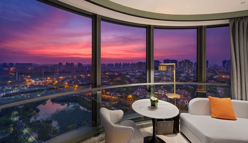 Deluxe Room, 1 King Bed, Lake View
