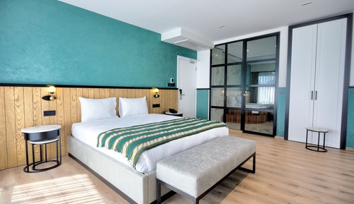 Deluxe Triple Room, Jetted Tub
