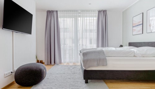 Suite L with balcony & courtyard view