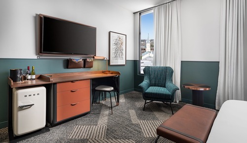 Room, 1 King Bed, Non Smoking (Mobility/Hearing Access, Roll-in Shwr)