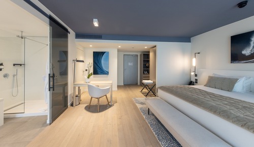 Suite, 1 King Bed, Pool Access