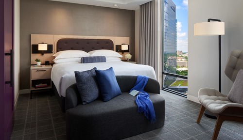 Junior Suite, 1 King Bed (Mobile Accessible / Roll In Shower)