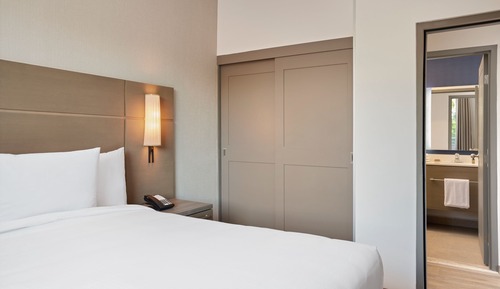 Suite, 2 Bedrooms, Non Smoking, Golf View (Balcony)