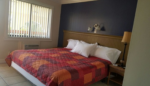 1 Queen Bed (Sleeps 2)