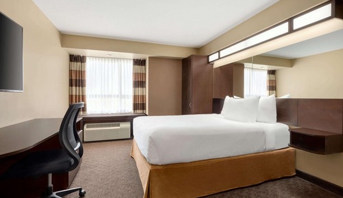 Standard Room, 1 Queen Bed, Non Smoking, Refrigerator & Microwave
