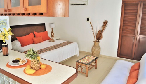 Deluxe Studio, 1 King Bed, Kitchenette