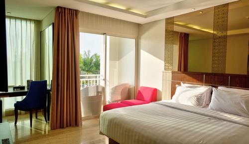 Deluxe Room, 1 King Bed, Pool View