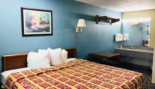 Basic Room, 1 King Bed