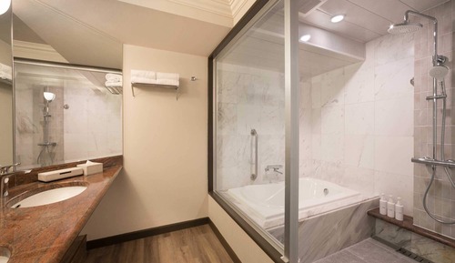 Superior Grande, Non Smoking (5-7F / 64.9-68.4 Sqm)
