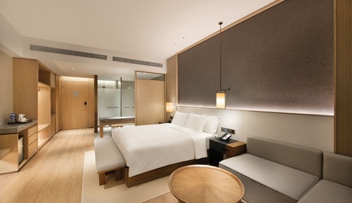1 King Bed Standard Hotspring Yard