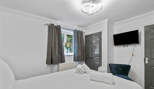House (4 Bedrooms)