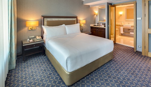 Executive Suite, 1 King Bed with Sofa bed, Kitchen, City View