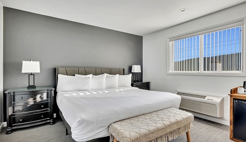 Standard Room, 1 King Bed, Lake View