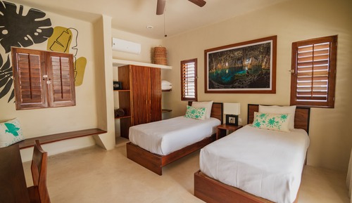 Room, 2 Twin Beds, Pool View