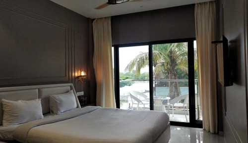 Executive Pool View Room