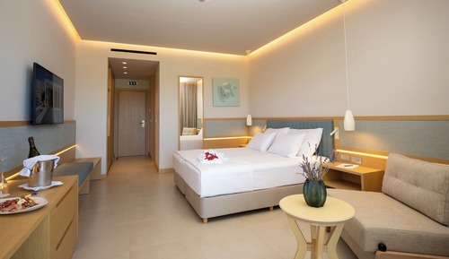 Deluxe Room Lateral Sea View