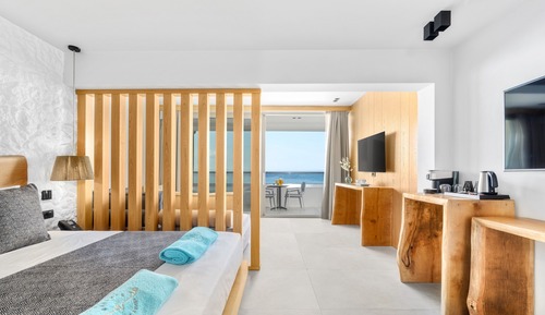 Sea View Suite with Jacuzzi and Kitchenette