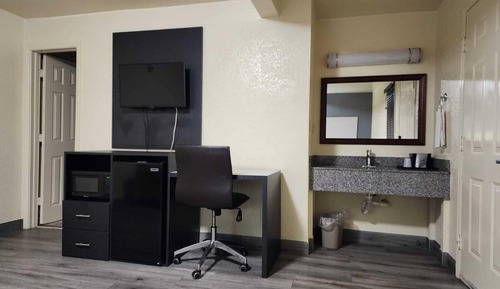 Basic Single Room, 1 King Bed - Non Smoking