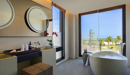 Deluxe Suite, 1 King Bed, Balcony
